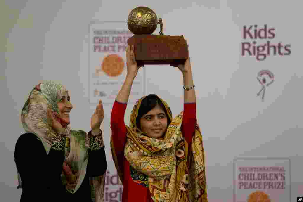 Remaja putri Pakistan,&nbsp; Malala Yousafzai, kanan, yang luka ditembak oleh Taliban karena mendukung pendidikan untuk anak perempuan, mendapatkan Penghargaan Perdamaian Anak-anak Internasional&nbsp; 2013 yang diserahkan oleh pemenang Hadiah Nobel Perdamaian 2011 Tawakkol Karman dari Yaman, dalam&nbsp; sebuah acara di Hall of Knights di Den Haag, Belanda.