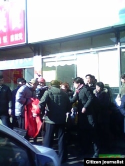 访民要求官员公开财产的横幅遭不明身份者抢夺 （网络图片）