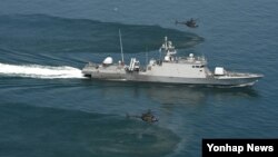 지난 24일 한국 서해상에서 한국 해군 지덕칠함(PKG)과 미 육군 카이오와 헬기(OH-58) 2대가 미한연합해상기동훈련을 하고 있다. 