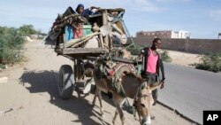 지난 2014년 5월 소말리아 수도 모가디슈에서 기근에 시달리는 주민들이 난민캠프로 떠나고 있다. (자료사진)