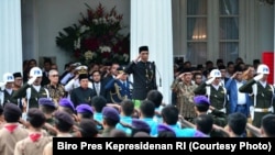 Presiden Jokowi menjadi Inspektur Upacara Peringatan Hari Lahir Pancasila ke 72, yang diselenggarakan di Halaman Gedung Pancasila Kementerian Luar Negeri RI, Jakarta, 1 Juni 2017 (Foto: VOA/Andylala)