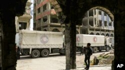 Le CICR et le Croissant rouge transportant de l'aide à distribuer à Douma, dans la Ghouta orientale, Syrie le 15 mars 2018