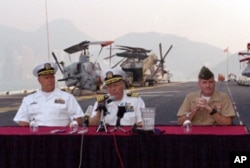 埃塞克斯号两栖攻击舰队指挥官马克 韦伯（中）