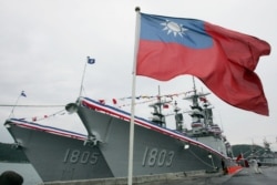 资料照：台湾国旗在两艘美制基德级驱逐舰前飘扬