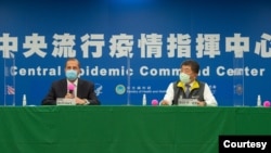 美国卫生部长阿扎尔（左）与台湾的卫生部长陈时中在台北见证美、台“卫生合作备忘录（MOU）”的签署仪式。 2020年8月10日图片（台湾卫生福利部提供）