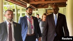 لوید آستین، وزیر دفاع ایالات متحده (راست).