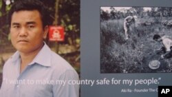 រូបឯកសារ៖ លោក អាគីរ៉ា អតីត​ទាហាន​កុមារ​របស់​ខ្មែរ​ក្រហម ដែល​បាន​ឈ្នះ​ពាន​រង្វាន់​​ជា​បុរស​ឆ្នើម​របស់ CNN ​កាល​ពីឆ្នាំ​២០១០។ (AP)