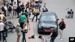 에드워드 스노든이 에콰도르 망명신청을 한 것으로 알려진 가운데 취재진들이 에콰도르 대사의 차량 앞에서 기다리고 있다