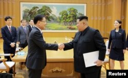 문재인 한국 대통령의 대북특별사절단 수석특사인 정의용 청와대 국가안보실장이 지난 2월 김정은 북한 국무위원장과 악수하고 있다.