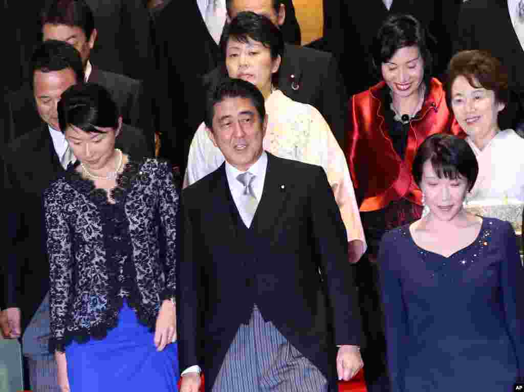 Perdana Menteri Jepang Shinzo Abe bersama para perempuan yang menjadi menteri:&nbsp;Menteri Perdagangan Yuko Obuchi (kiri bawah), Menteri Dalam Negeri Sanae Takaichi (kanan bawah), Menteri Pemberdayaan Perempuan Haruko Arimura (di belakang Abe), Menteri Urusan Warga Jepang yang Ditahan Korea Utara Eriko Yamatani, (atas, kedua dari kanan), dan Menteri Kehakiman Midori Matsushima. (AP/Eugene Hoshiko)