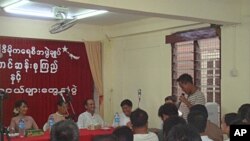 ဒေါ်အောင်ဆန်းစုကြည်နှင့် အထက်မြန်မာပြည် NLD လူငယ်အဖွဲ့ဝင်များ တွေ့ဆုံပွဲ ကျင်းပနေစဉ်။ ဇွန် ၂၈၊ ၂၀၁၁။