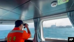 资料照：台湾海巡署发布的视频截图显示，台湾海巡署成员在台湾马祖列岛海岸附近监控一艘中国海警船航行。（2024年10月14日）