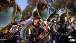 Марширующий оркестр Святого Августина выступает во время парада Марди Гра в Новом Орлеане, штат Луизиана, 1 марта 2024 года.