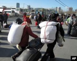 “春运”大潮中的农民工