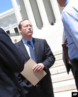 斯科特•布洛克律师在联邦最高法院外