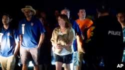 加州吉尔洛伊大蒜节发生枪击惨案后，警方护送民众离开现场。(2019年7月28日)