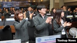 26일 오후 1시 5분께 한국 대전 한국항공우주연구원 지상관제센터 관계자들이 아리랑 3A호와의 교신에 성공한 후 환호하고 있다.
