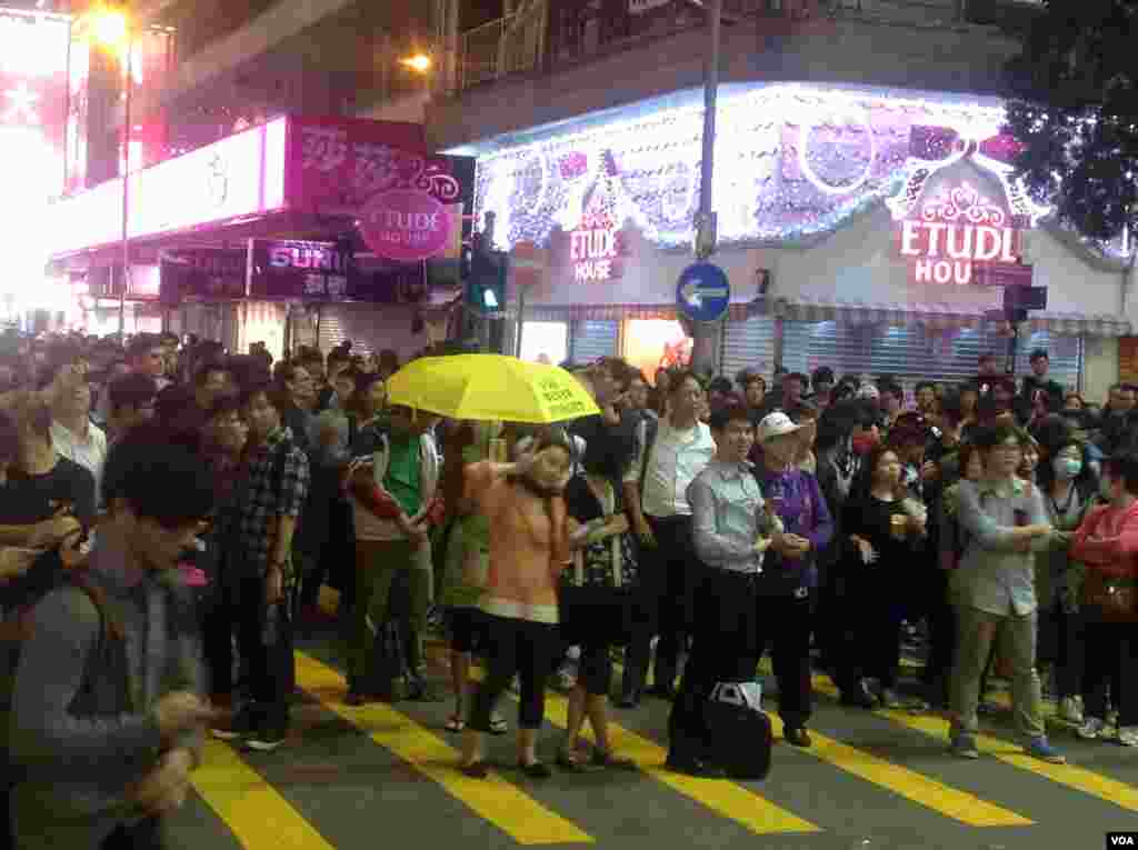 大批市民连续第二晚在旺角与警方“巷战” （美国之音海彦拍摄 ）