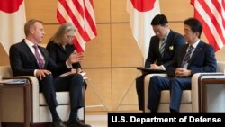 패트릭 섀너핸 미국 국방장관과 아베 신조 일본 총리가 4일 도쿄 총리관저에서 회담했다.