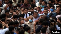 د اېف اي ټي اېف غونډه په داسې حال کې کېږي چې د پاکستان وزیر اعظم شهباز شريف او د پنجاب اعلا وزیر حمزه شهباز هم د مني لانډرنګ د تورونو په تړاو د مقدمو سره مخامخ دي خو څېړونکي وايي دا مقدمې به د اېف اې ټي اېف په پرېکړه کوم اثر نه وغورځوي