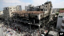 اسرائیلی بمباری سے تباہ ہونے والے غزہ کے ایک بازار کا منظر