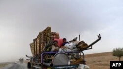 代尔祖尔的叙利亚人舍弃家园，前往拉卡郊外的难民营 (2017年9月24日)