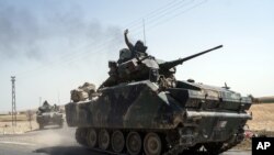 土耳其坦克开赴叙利亚边界。2016年8月27日