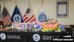 美国海关和边境保护局展示截获的假冒玩具。