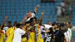 Les Aigles du Mali célèbrent avec leur entraîneur Alain Giresse après la victoire contre les Black Stars du Ghana en match disputé pour la troisième place de la CAN 2012 à Malabo, Guinée équatoriale, 11 février 2012.