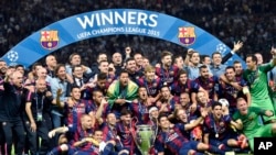 تیم بارسلونا با جام قهرمانی لیگ قهرمانان اروپا