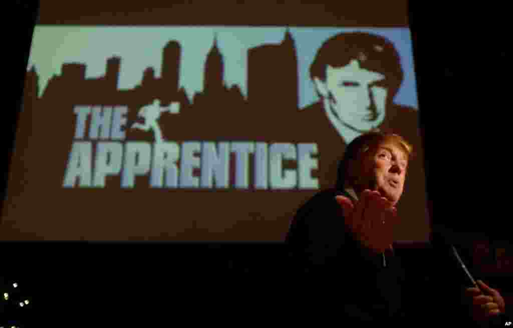 Donald Trump, yang mencari kontestan untuk acara televisi &quot;The Apprentice&quot;, diwawancara di Universal Studios Hollywood, 9 Juli 2004. (AP/Ric Francis)