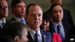 美国国会众议院情报委员会主席、民主党人亚当·希夫(Adam Schiff，中) （美联社资料图）