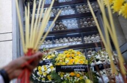 រូប​ឯកសារ៖ បុរសម្នាក់​អុជធូបបួងសួងនៅមជ្ឈមណ្ឌល​ប្រល័យ​ពូជសាសន៍​ជើង​ឯក ក្នុង​ទិវា​ជាតិ​នៃ​ការ​ចងចាំ​របប​ប្រល័យ​ពូជសាសន៍​ខ្មែរក្រហម រាជធានី​ភ្នំពេញ ថ្ងៃទី២០ ខែឧសភា ឆ្នាំ២០១៩។ (REUTERS/Samrang Pring)