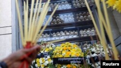 រូបឯកសារ៖ បុរសម្នាក់​អុជធូបបួងសួងនៅមជ្ឈមណ្ឌល​ប្រល័យ​ពូជសាសន៍​ជើង​ឯក ក្នុង​ទិវា​ជាតិ​នៃ​ការ​ចងចាំ​របប​ប្រល័យ​ពូជសាសន៍​ខ្មែរក្រហម រាជធានី​ភ្នំពេញ ថ្ងៃទី២០ ខែឧសភា ឆ្នាំ២០១៩។ (REUTERS/Samrang Pring)