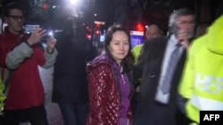 华为CFO孟晚舟2018年12月11日获得保释后离开在温哥华的一家法院