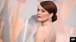 خانم مور، ۵۶ ساله بعد از چند بار نامزدئی، در سال ۲۰۱۴ برای بازی در فیلم «هنوز آلیس» اسکار دریافت کرد. 