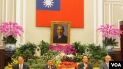 亲民党主席宋楚瑜回台就出席APEC召开记者会(美国之音张永泰拍摄) 