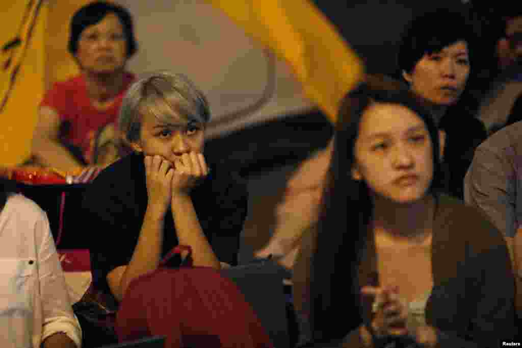 争取民主的示威者在香港政府总部附近的视频屏幕上观看抗议活动领袖和政府官员之间的正式会谈