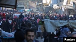 시리아 반군이 점령하고 있는 알레포 동부 알-수카리 지역에서 15일 주민들이 탈출하고 있다.