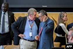 资料照片：世界卫生组织总干事谭德塞(右)在联合国会议上在与世卫组织紧急情况总干事迈克·瑞安交谈。