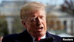 도널드 트럼프 미국 대통령이 지난 8일 백악관 앞뜰에서 출입기자들과 환담하고 있다. 