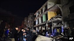 叙利亚人聚集在大马士革以南10公里处发生几起爆炸的地点（2016年2月21日） 