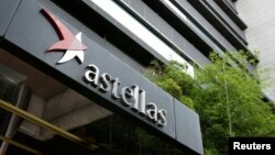 ປ້າຍ​ບໍ​ລິ​ສັດ​ການ​ຢາ Astellas ຢູ່​ສຳ​ນັກ​ງານ​ຂອງ​ເຂົາ​ເຈົ້າ.