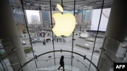 从上海的苹果商店里面向外看去 （资料照片）