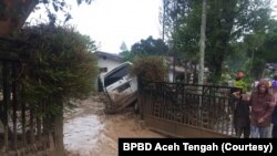 Sebuah mobil terseret banjir bandang di Kabupaten Aceh Tengah, Rabu, 13 Mei 2020. (Foto: BPBD Aceh Tengah)