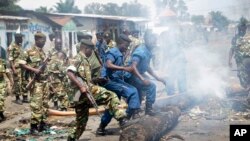 L'armée enlève les barricades à Bujumbura, le 25 mai 2015.