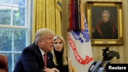 도널드 트럼프(왼쪽) 대통령이 24일 장녀 이방카가 지켜보는 가운데 백악관 집무실에서 미 항공우주국(NASA) 우주비행사 페기 윗슨과 화상통화하고 있다. 국제정거장(ISS) 선장인 윗슨은 이날 미국인 우주 최장 체류기록(534일)을 경신했다.