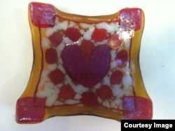 Longtime student Zoe White, 11, made a dish with a heart on it for her mother in Lynda Slayen's class. (Photo by Gary Slayen)