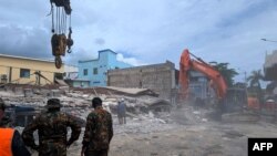 Petugas penyelamat terlihat di lokasi bangunan yang runtuh setelah gempa bumi melanda Port Vila, ibu kota Vanuatu, pada 18 Desember 2024.