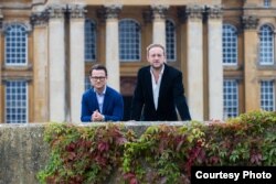 在布伦海姆宫外，布伦海姆艺术基金会的艺术总监弗拉姆（左）和主人斯宾塞-丘吉尔勋爵（巴顿拍摄）